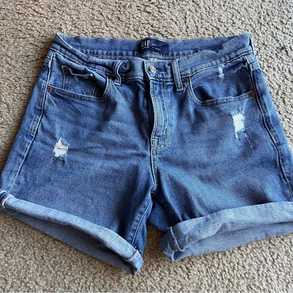 Barely used Gap Denim short size 27. 5 inches short!
